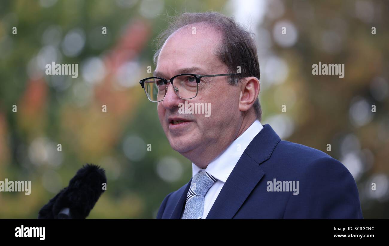 Berlino, Germania, 1° Okt. 2025. Conferenza stampa del ritiro del governo a Villa Borsig con il Cancelliere Federale Friedrich Merz, il Ministro federale delle finanze Lars Klingbeil e il Ministro federale degli interni Alexander Dobrindt, fornendo informazioni sui risultati e sulle decisioni del governo. Foto: Klaus Kroenert credito: Klaus Kroenert/Alamy Live News Foto Stock