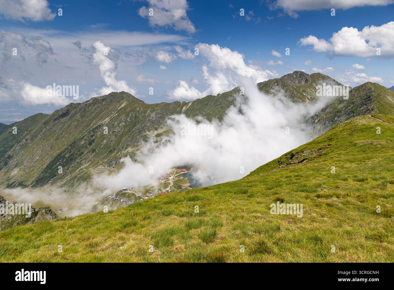 Le montagne di fagaras con il lago Balea Foto Stock