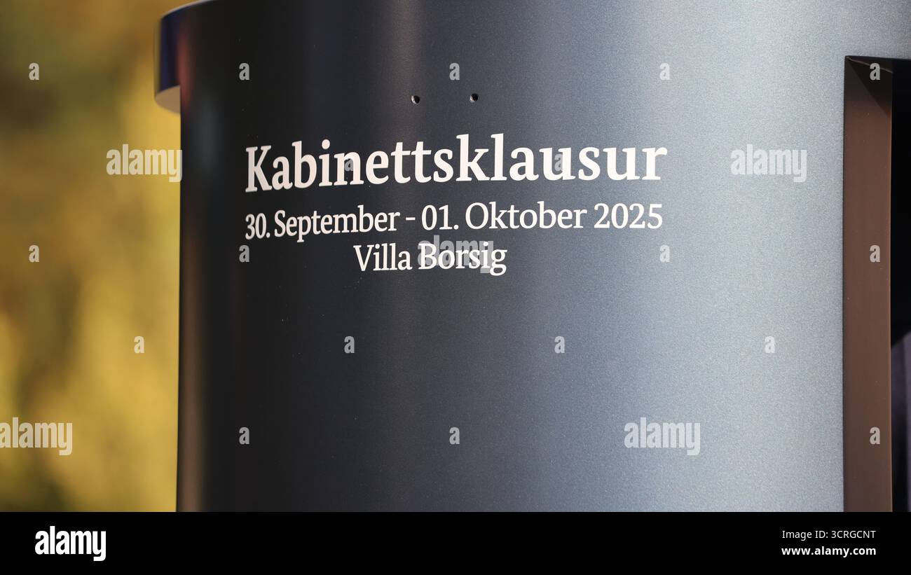 Berlino, Germania, 1° Okt. 2025. Conferenza stampa del ritiro del governo a Villa Borsig con il Cancelliere Federale Friedrich Merz, il Ministro federale delle finanze Lars Klingbeil e il Ministro federale degli interni Alexander Dobrindt, fornendo informazioni sui risultati e sulle decisioni del governo. Foto: Klaus Kroenert credito: Klaus Kroenert/Alamy Live News Foto Stock