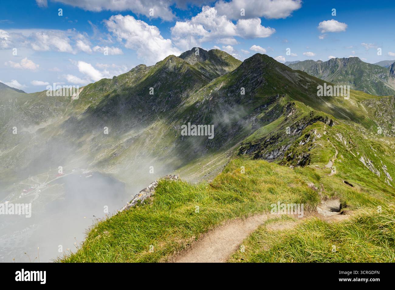 Le montagne di fagaras con il lago Balea Foto Stock
