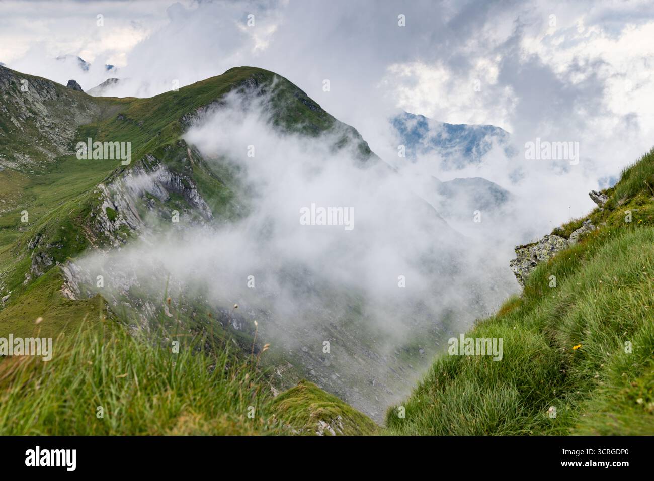 Le montagne di fagaras con il lago Balea Foto Stock