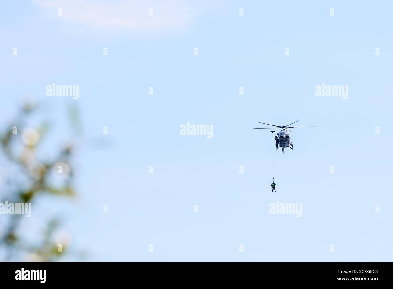 Wasserrettungsübung von Polizei NRW am Rhein in Leverkusen Unweit eines Fähranlegers am Rhein in Leverkusen-Hitdorf übten am Mittwochvormittag die Fliegerstaffel der Polizei NRW gemeinsam mit weiteren Einheiten der Polizei die Personensuche- und Rettung in und aus Gewässern. Ziel der großen Übung der Polizei War es, Die Patientenrettung möglichst effizient und schnell abarbeiten zu können. Insgesamt waren mehr als 30 Einsatzkräfte an der Aufsehen erregenden Übung beteiligt. Leverkusen-Hitdorf Nordrhein-Westfalen Deutschland *** esercitazione di salvataggio idrico della polizia NRW sul Reno a Leverkusen, non fa Foto Stock