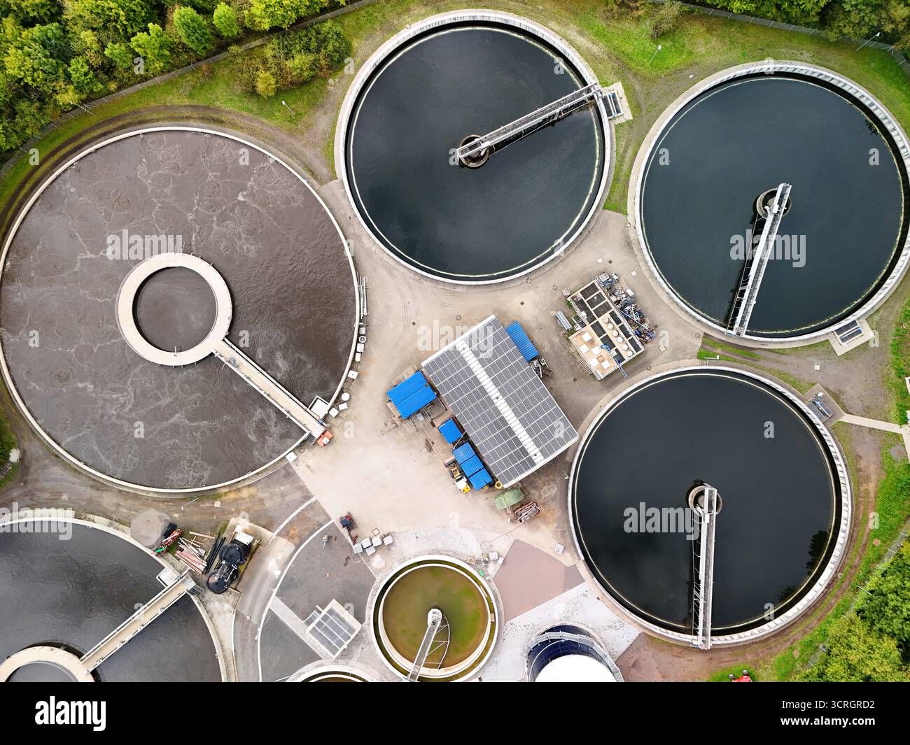 Vista aerea del moderno impianto di trattamento delle acque reflue con chiarificatori circolari Foto Stock