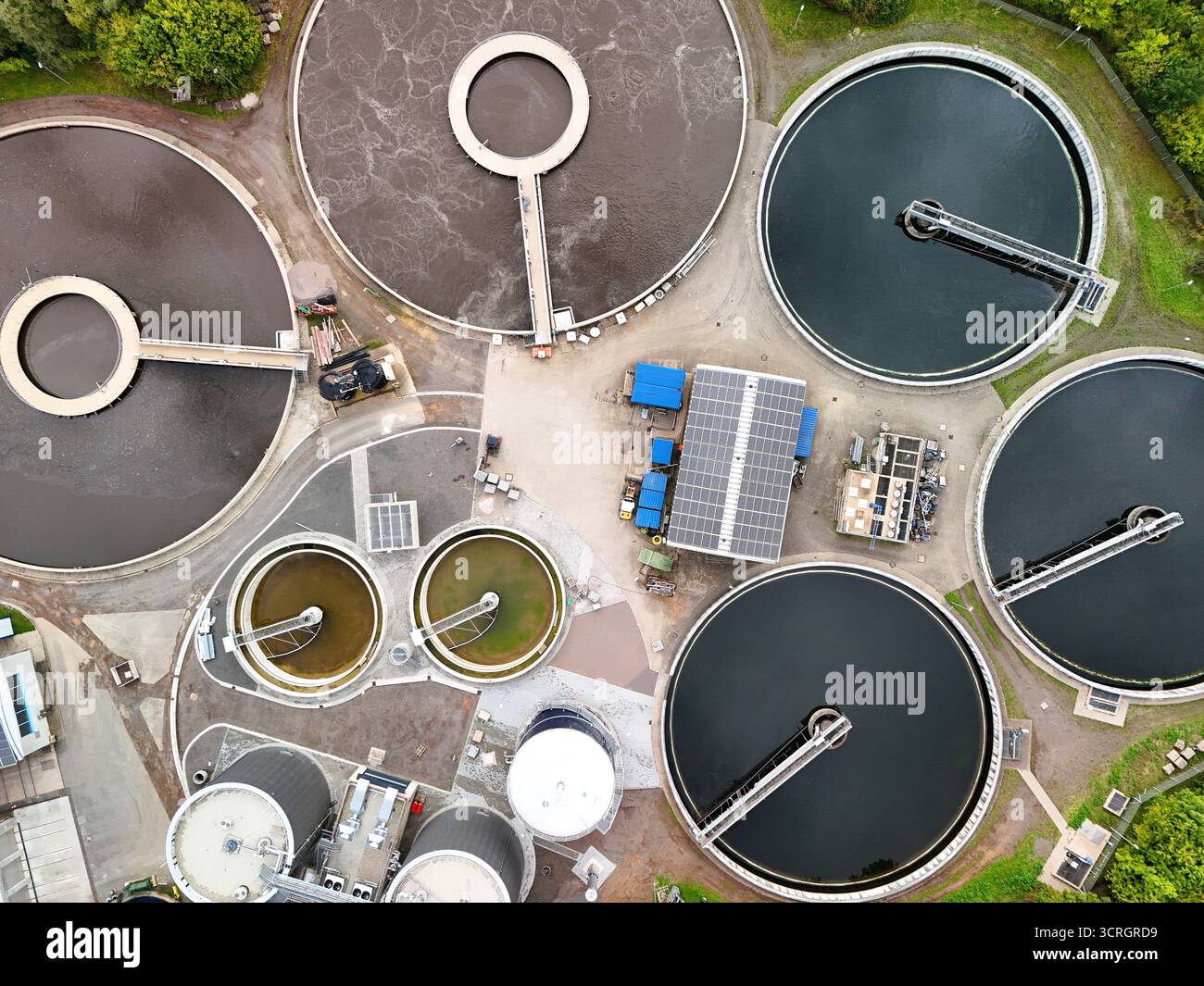 Vista aerea del moderno impianto di trattamento delle acque reflue con chiarificatori circolari Foto Stock