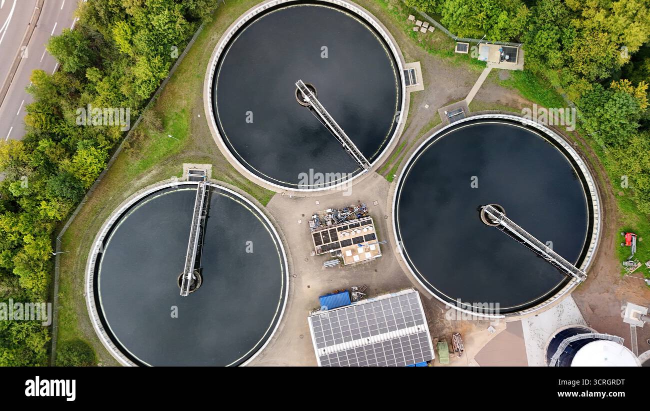Vista aerea del moderno impianto di trattamento delle acque reflue con chiarificatori circolari Foto Stock