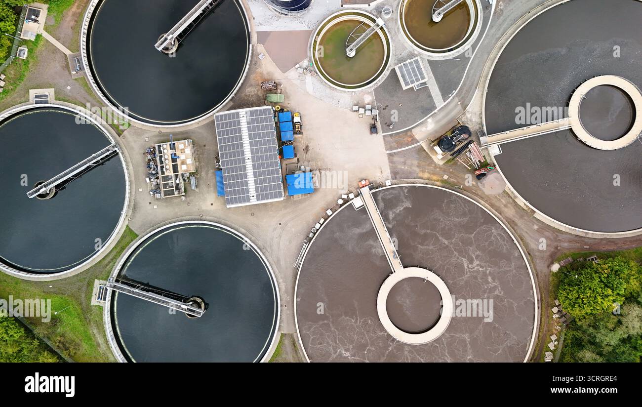 Vista aerea del moderno impianto di trattamento delle acque reflue con chiarificatori circolari Foto Stock