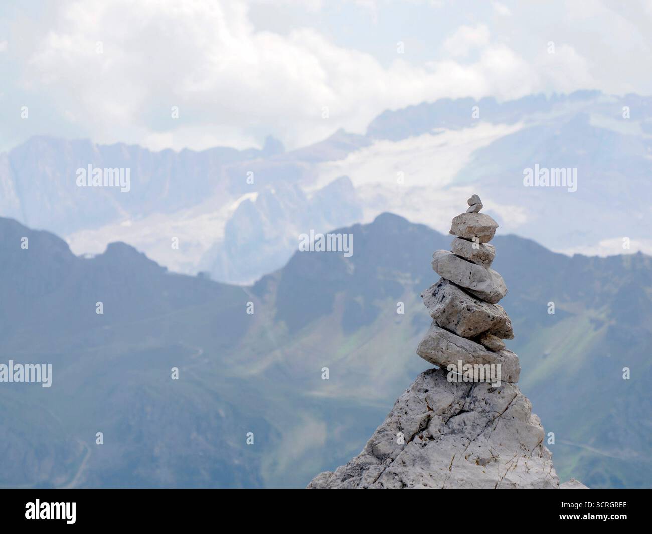 particolare della piramide di pietra nelle montagne delle dolomiti Foto Stock