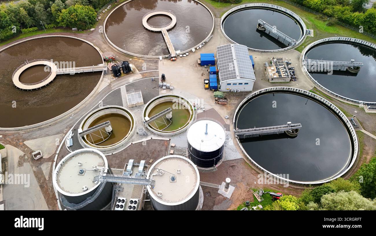 Vista aerea del moderno impianto di trattamento delle acque reflue con chiarificatori circolari Foto Stock