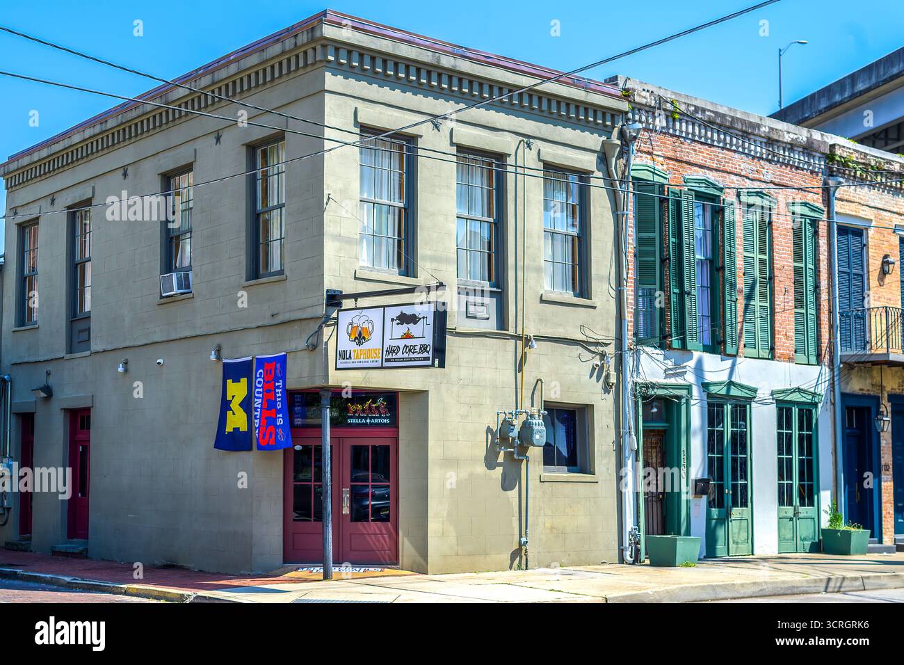 New Orleans, LA, USA - 20 settembre 2025: Di fronte al Nola Taphouse Restaurant e al Hard Core BBQ Restaurant nel Warehouse District Foto Stock