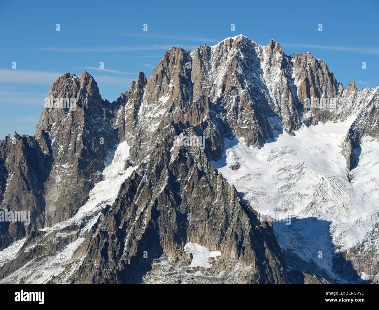 VISTA AEREA. Les Drus (3754 m), Aiguille verte (4122 m) e Glacier de Talèfre visti da sud-est. Chamonix-Mont-Blanc, alta savoia, Francia. Foto Stock