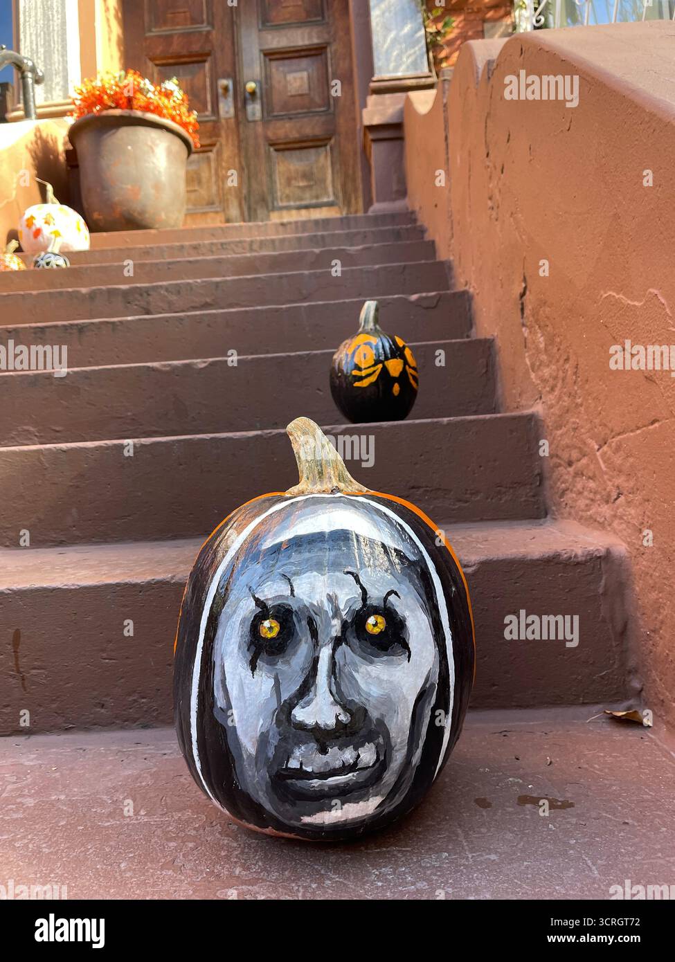 Le facce di zucca guardano le cime di New York Foto Stock