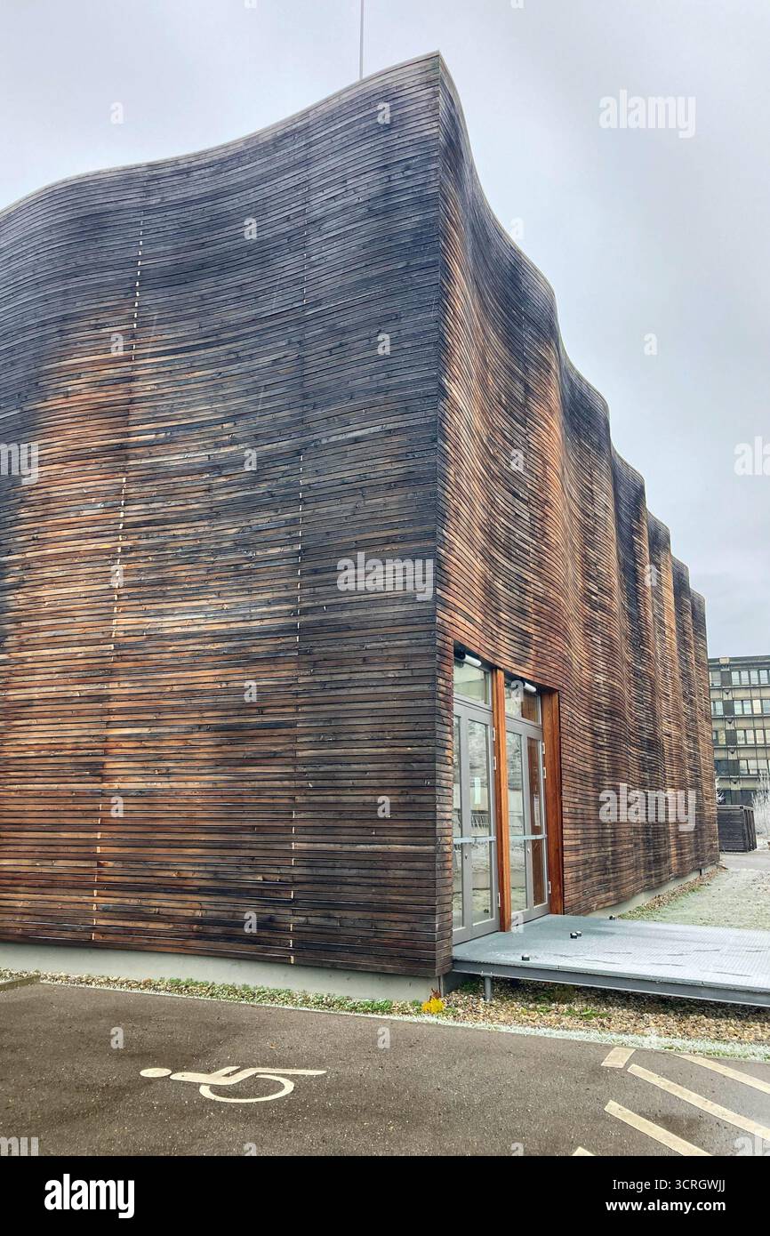 MONACO DI BAVIERA, GERMANIA - 2 DICEMBRE 2024: Frosty Morning nel campus dell'Università tecnica Garching di Monaco - Immagine stock catturata con smartphone