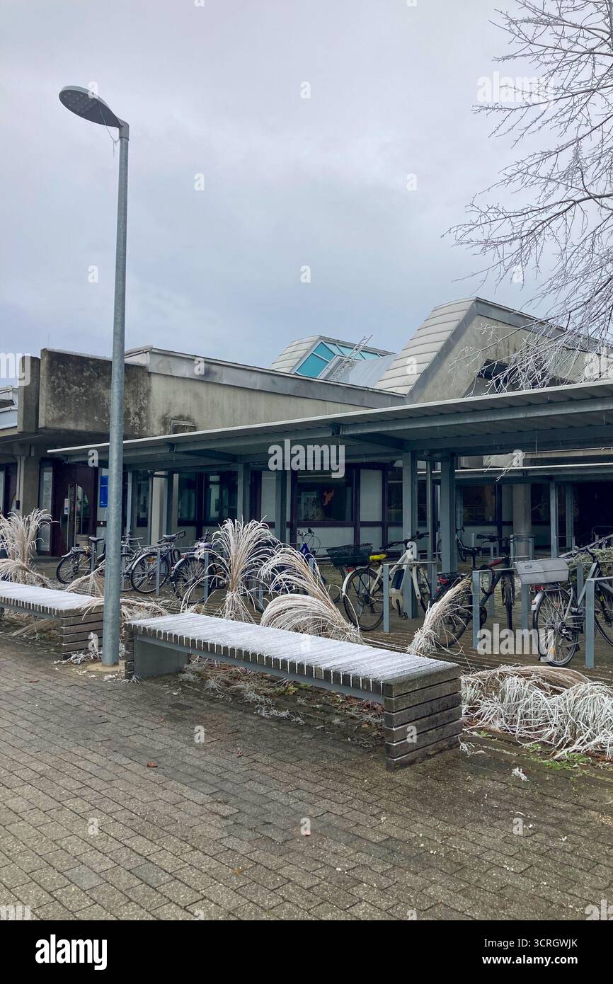 MONACO DI BAVIERA, GERMANIA - 2 DICEMBRE 2024: Frosty Morning nel campus dell'Università tecnica Garching di Monaco - Immagine stock catturata con smartphone