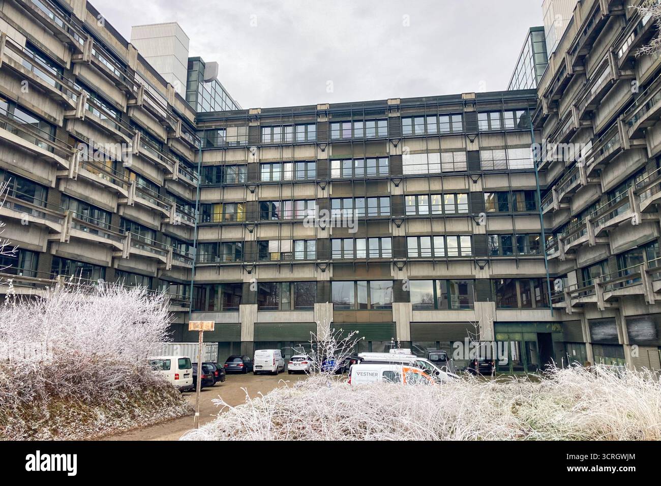 MONACO DI BAVIERA, GERMANIA - 2 DICEMBRE 2024: Frosty Morning nel campus dell'Università tecnica Garching di Monaco - Immagine stock catturata con smartphone