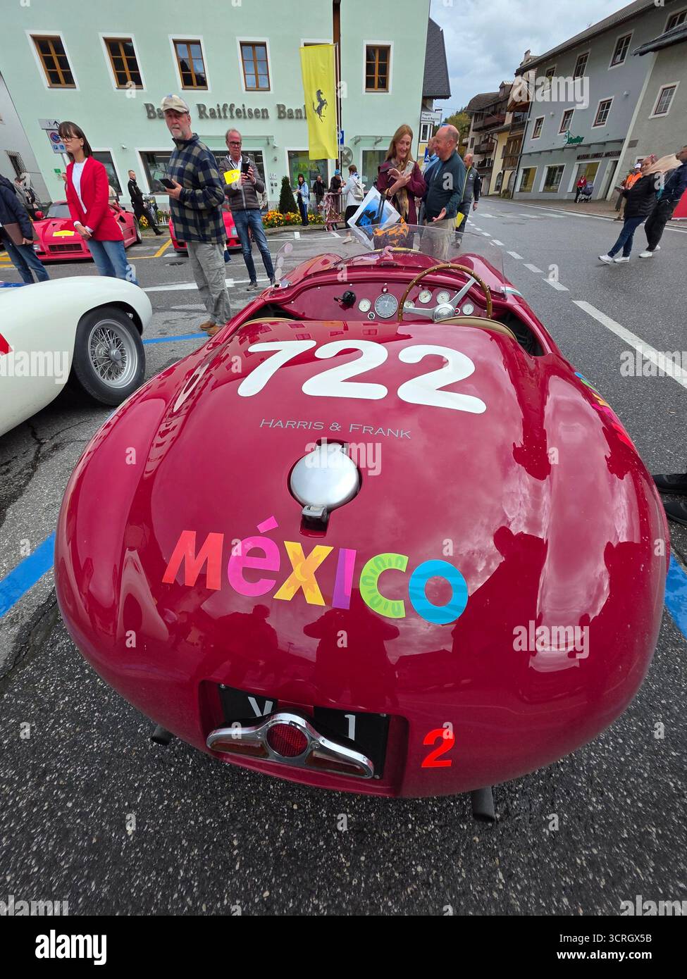 SAN CANDIDO, ITALIA - 23 SETTEMBRE 2025 - Ferrari Cavalcade classiche, dedicata ai leggendari modelli storici Ferrari in sfilata, guidata da ogni pa Foto Stock