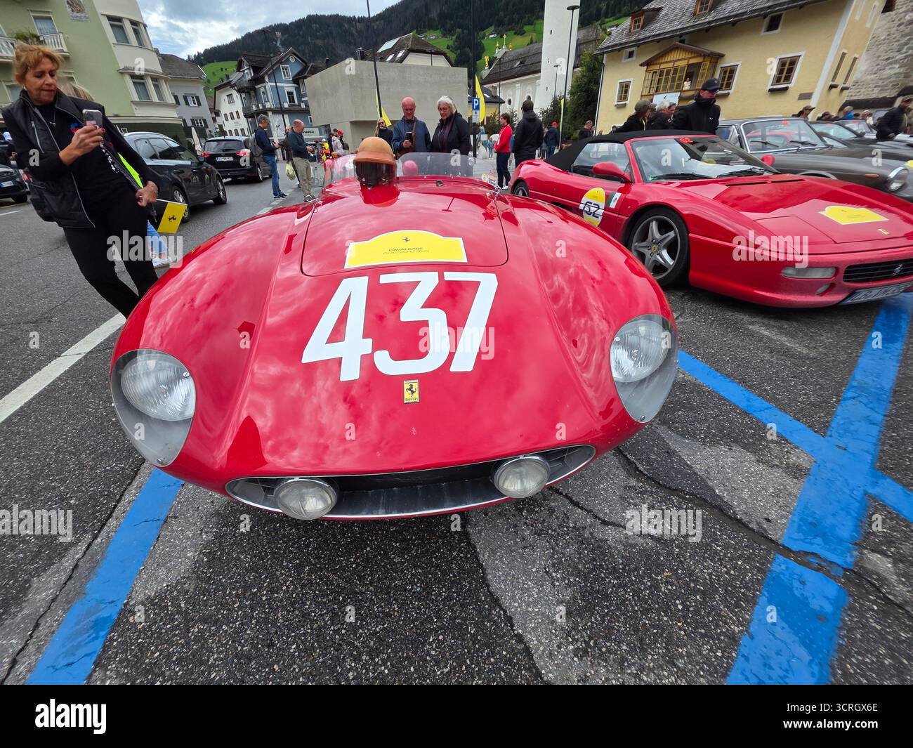 SAN CANDIDO, ITALIA - 23 SETTEMBRE 2025 - Ferrari Cavalcade classiche, dedicata ai leggendari modelli storici Ferrari in sfilata, guidata da ogni pa Foto Stock