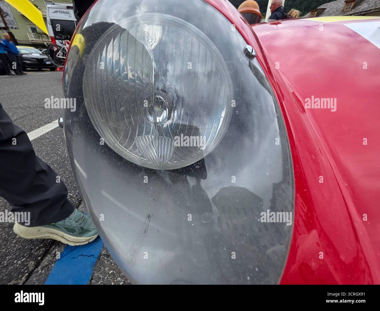 SAN CANDIDO, ITALIA - 23 SETTEMBRE 2025 - Ferrari Cavalcade classiche, dedicata ai leggendari modelli storici Ferrari in sfilata, guidata da ogni pa Foto Stock