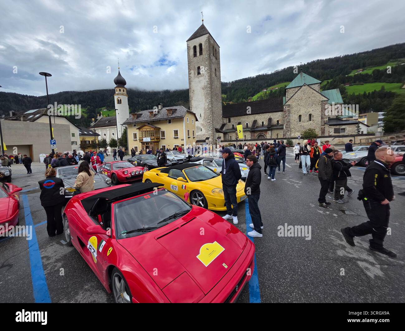 SAN CANDIDO, ITALIA - 23 SETTEMBRE 2025 - Ferrari Cavalcade classiche, dedicata ai leggendari modelli storici Ferrari in sfilata, guidata da ogni pa Foto Stock