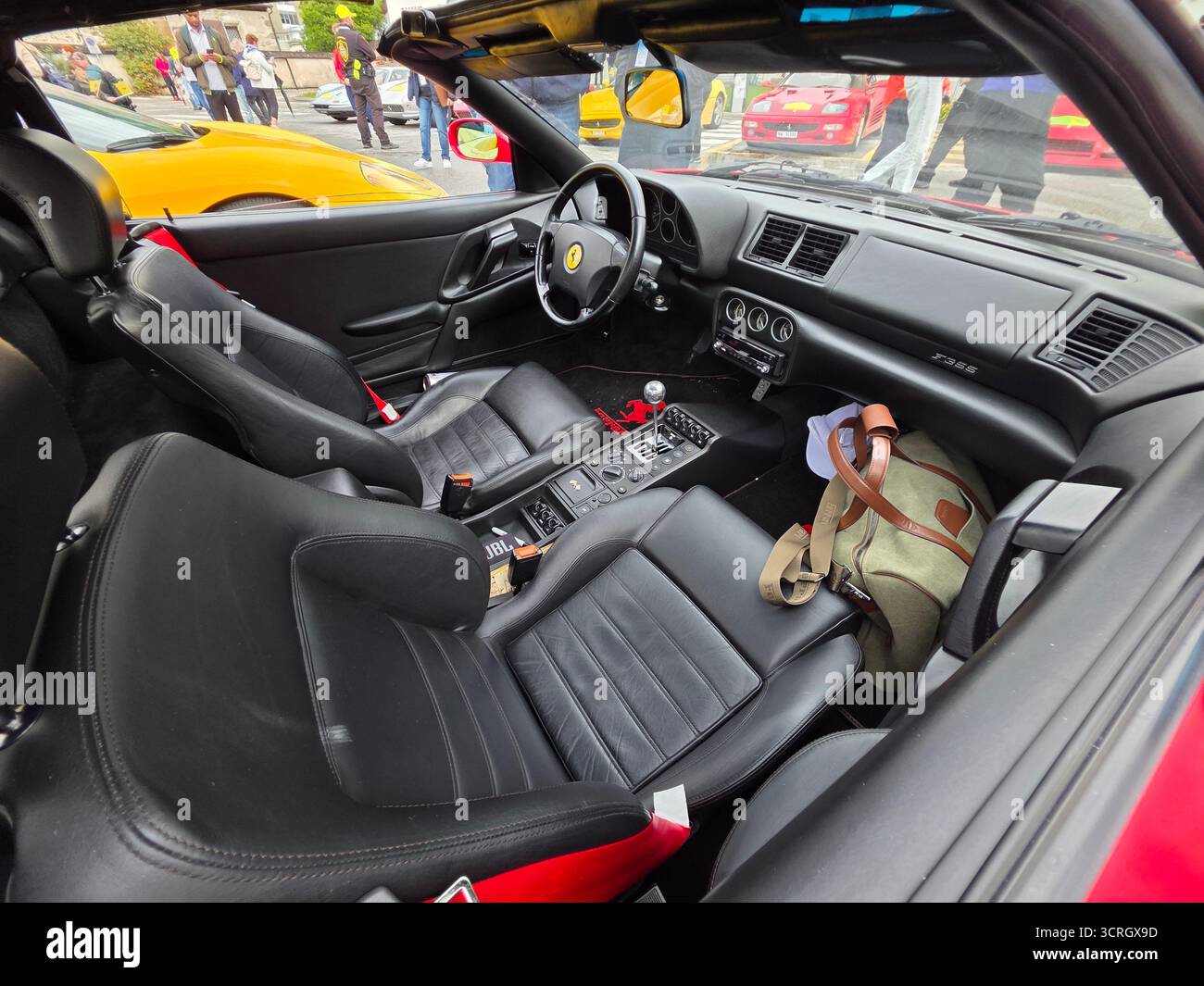 SAN CANDIDO, ITALIA - 23 SETTEMBRE 2025 - Ferrari Cavalcade classiche, dedicata ai leggendari modelli storici Ferrari in sfilata, guidata da ogni pa Foto Stock