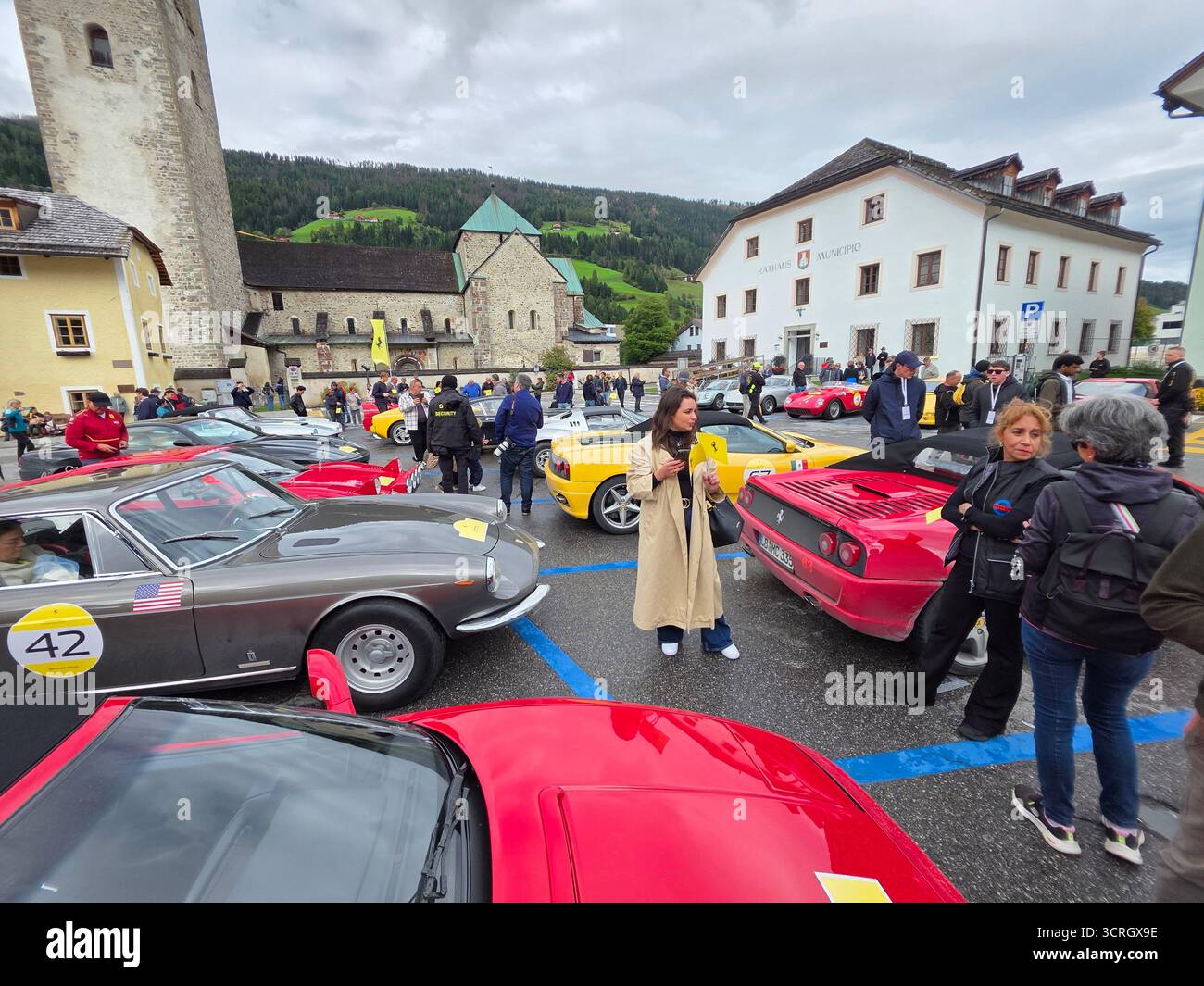SAN CANDIDO, ITALIA - 23 SETTEMBRE 2025 - Ferrari Cavalcade classiche, dedicata ai leggendari modelli storici Ferrari in sfilata, guidata da ogni pa Foto Stock