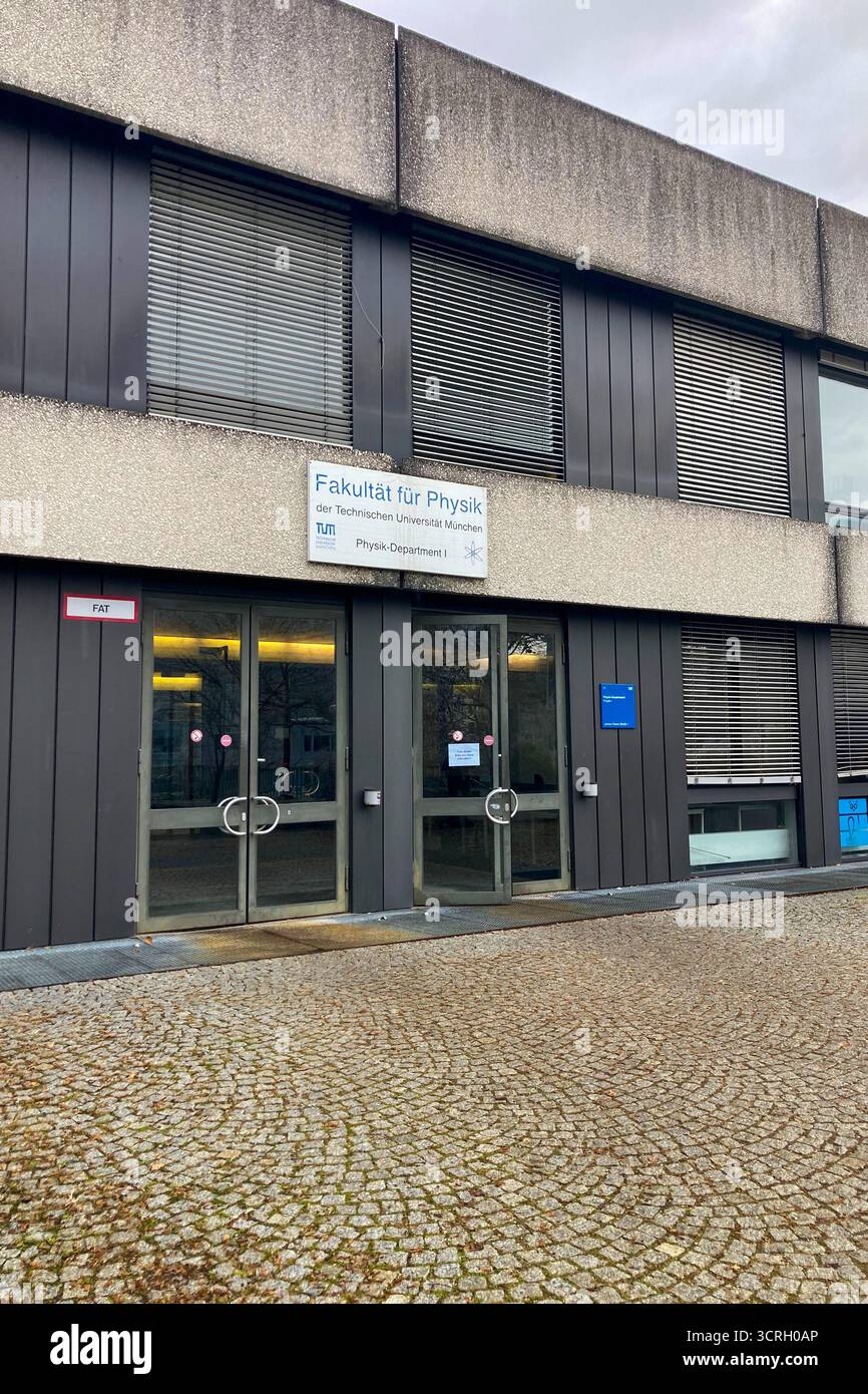 MONACO DI BAVIERA, GERMANIA - 2 DICEMBRE 2024: Frosty Morning nel campus dell'Università tecnica Garching di Monaco - Immagine stock catturata con smartphone