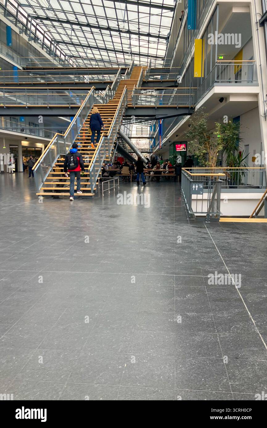 MONACO DI BAVIERA, GERMANIA - 2 DICEMBRE 2024: Frosty Morning nel campus dell'Università tecnica Garching di Monaco - Immagine stock catturata con smartphone