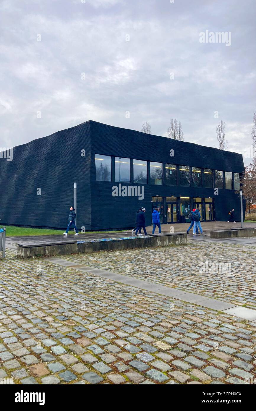 MONACO DI BAVIERA, GERMANIA - 2 DICEMBRE 2024: Frosty Morning nel campus dell'Università tecnica Garching di Monaco - Immagine stock catturata con smartphone