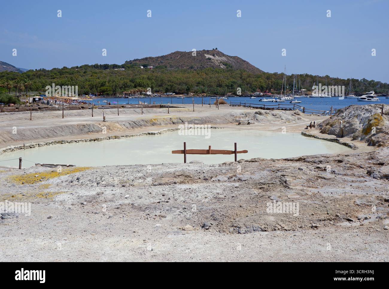 Piscina di fango (Pozza dei fanghi), una piscina termale naturale con fanghi sulfurei e acqua calda, isola di Vulcano, isole Eolie, Sicilia, Italia Foto Stock