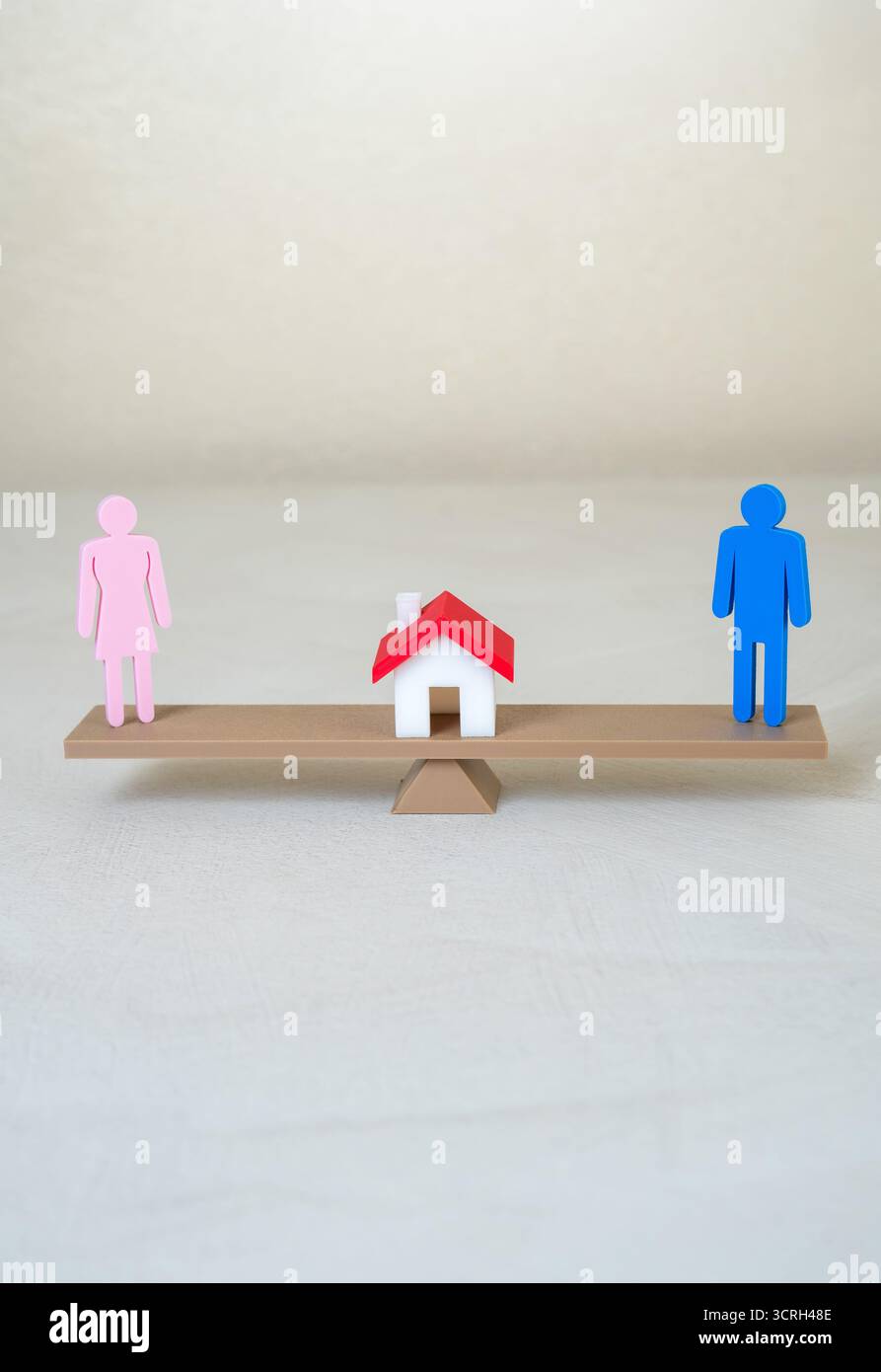 Un uomo, una donna e una casa in bilico. Responsabilità nazionali. Il diritto di proprietà comune in caso di divorzio. Utile per la legge, veri e propri Foto Stock