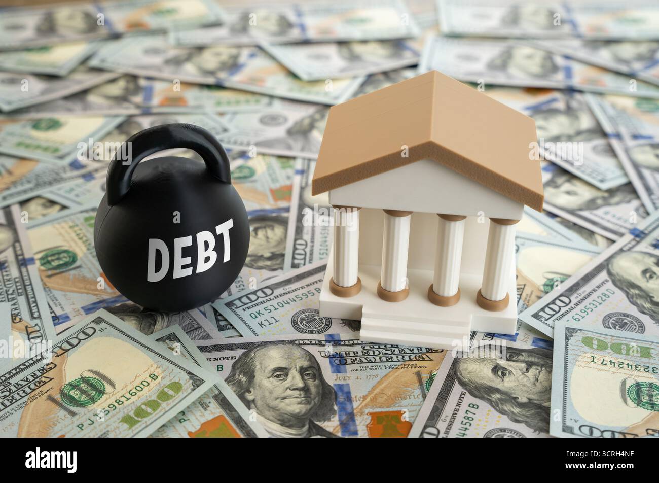 Onere del debito nel sistema bancario. Il debito pubblico, i prestiti e i prestiti aumentano i rischi. Utile per la politica economica, la finanza, il sistema monetario, gli investimenti Foto Stock