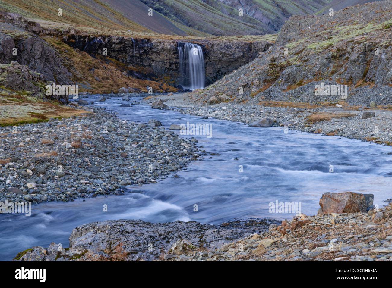Immagine a bassa velocità dell'otturatore dell'acqua che scorre da una scogliera e informazioni su un fiume Foto Stock