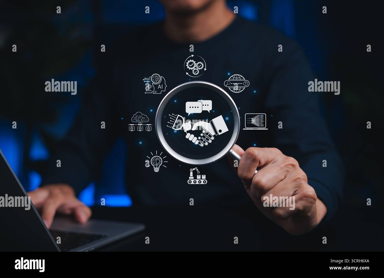 INTELLIGENZA ARTIFICIALE e concetto di collaborazione umana. La persona tiene in mano una lente di ingrandimento concentrandosi sulle strette di mano tra robot e umani, circondata da icone tecnologiche, Foto Stock