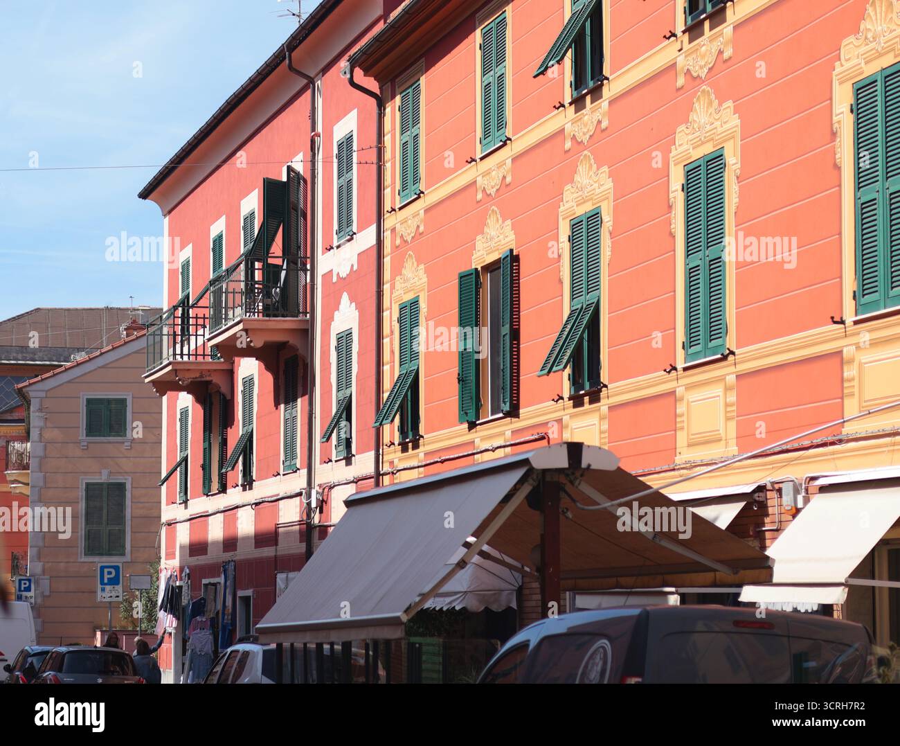 Vecchia strada nella campagna italiana vicino al mare. Edificio tradizionale. Giorno di sole. Ingresso, finestra su casa. Natura e cielo. Foto Stock