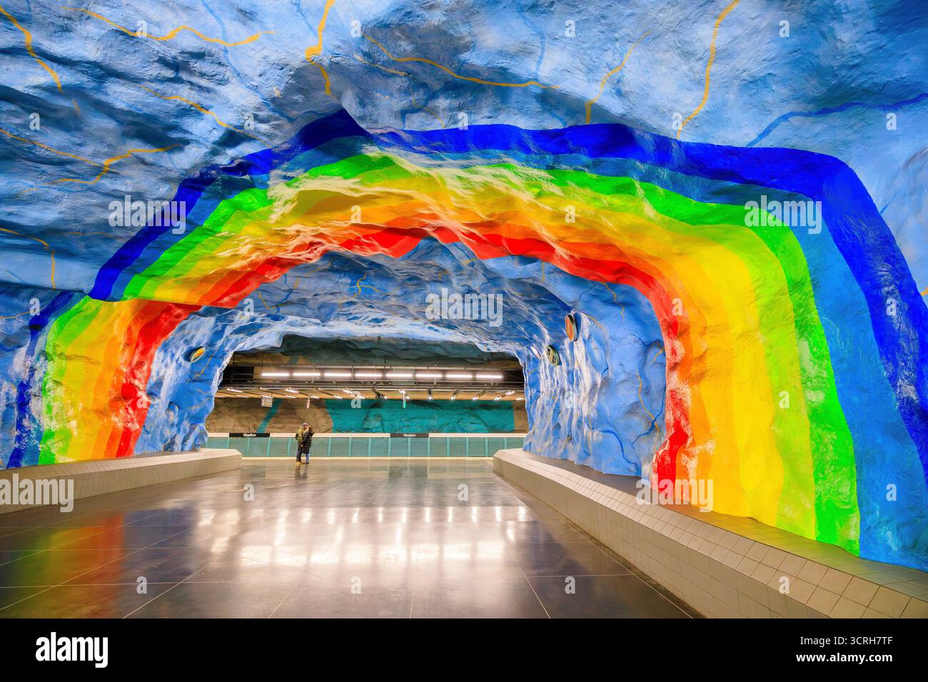 Stoccolma, Svezia - 9 maggio 2025: Colorato dipinto arcobaleno sulla parete della piattaforma principale della stazione della metropolitana Stadion. Scandinavia. Foto Stock