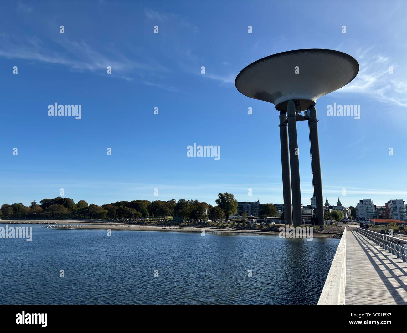 La concrete Landskrona Water Tower in Svezia, costruita nel 1970, presenta un'ampia base di piattini su supporti sottili e un serbatoio visibile sullo skyline costiero Foto Stock