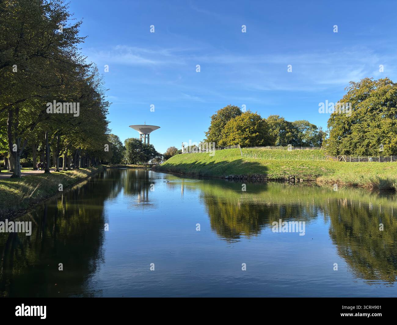 La concrete Landskrona Water Tower in Svezia, costruita nel 1970, presenta un'ampia base di piattini su supporti sottili e un serbatoio visibile sullo skyline costiero Foto Stock