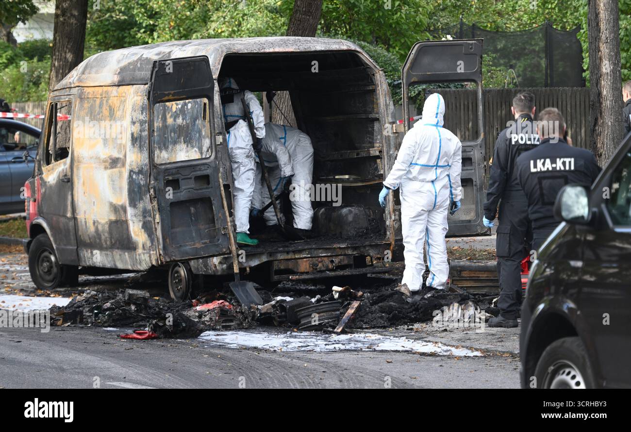 Monaco, Germania. 1 ottobre 2025. Gli investigatori forensi esaminano un furgone bruciato dopo un incendio in una casa indipendente nel quartiere Lerchenau di Monaco. La polizia sta assumendo un background privato. Si dice che un uomo di 57 anni di Starnberg abbia incendiato la casa a nord di Monaco e abbia piantato trappole esplosive. Crediti: Felix Hörhager/dpa/Alamy Live News Foto Stock