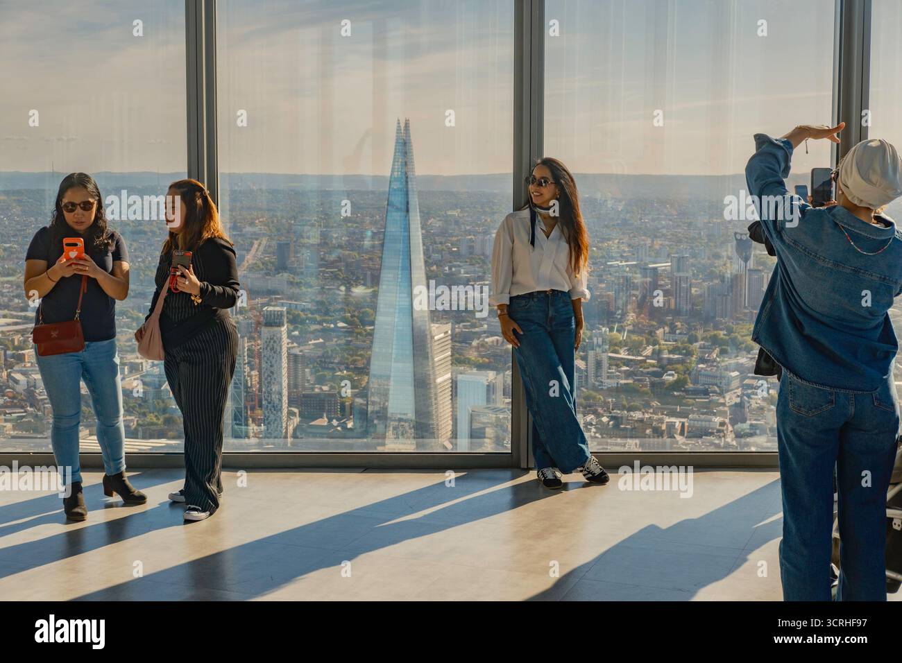 I visitatori di Horizon 22, la galleria pubblica gratuita più alta della città, Londra, Regno Unito. Foto Stock
