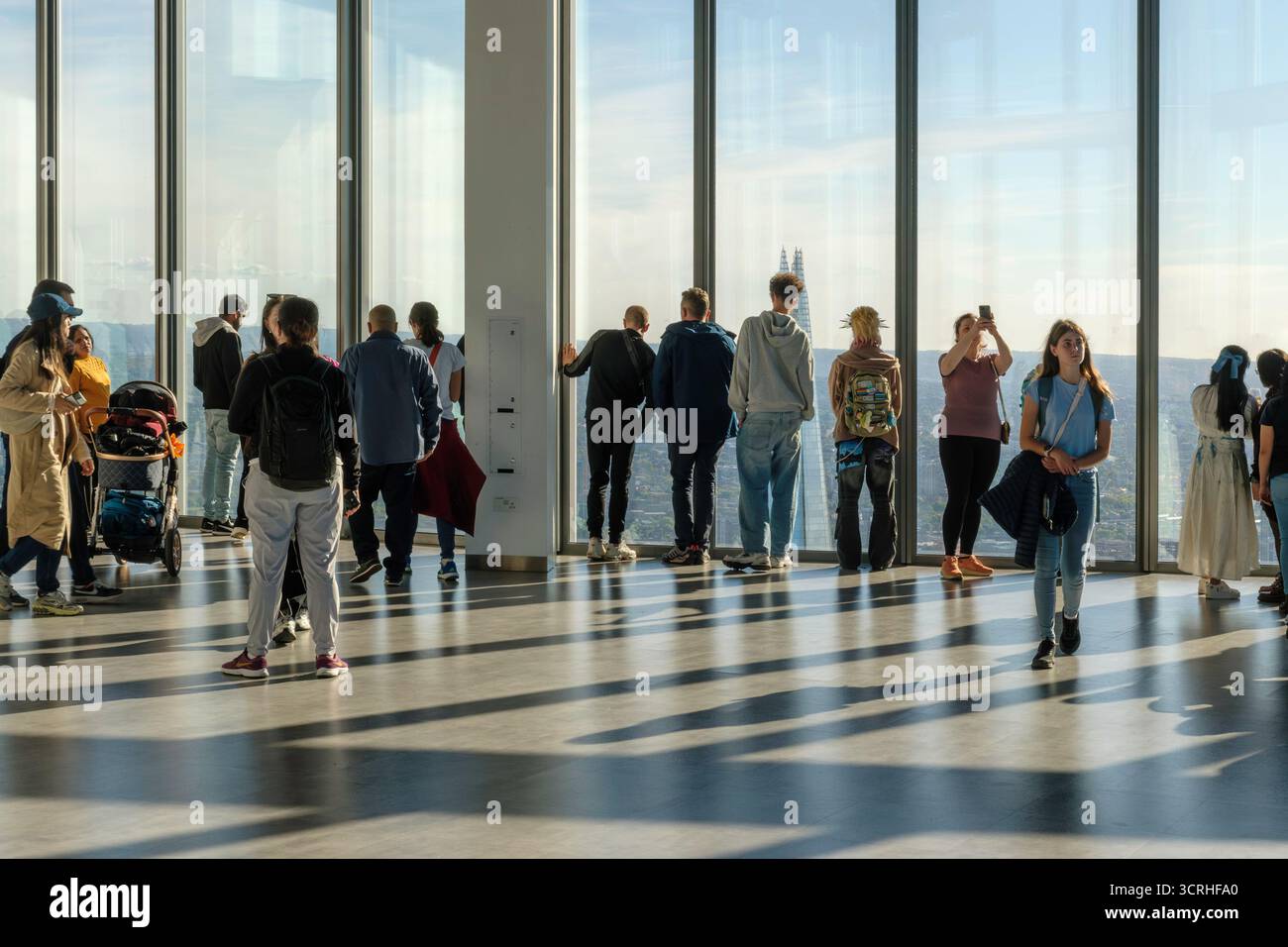 I visitatori di Horizon 22, la galleria pubblica gratuita più alta della città, Londra, Regno Unito. Foto Stock