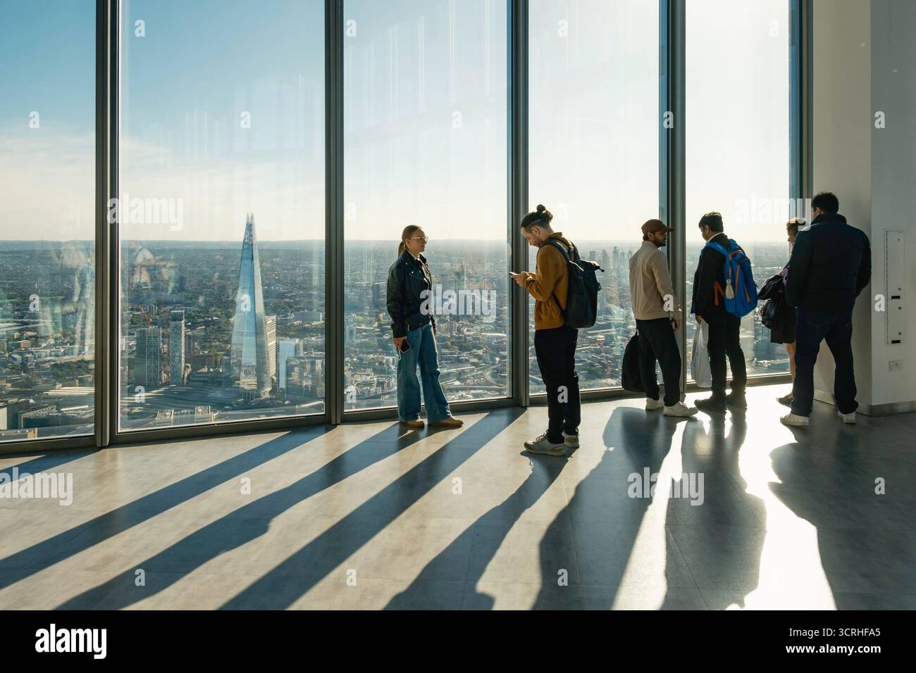 I visitatori di Horizon 22, la galleria pubblica gratuita più alta della città, Londra, Regno Unito. Foto Stock