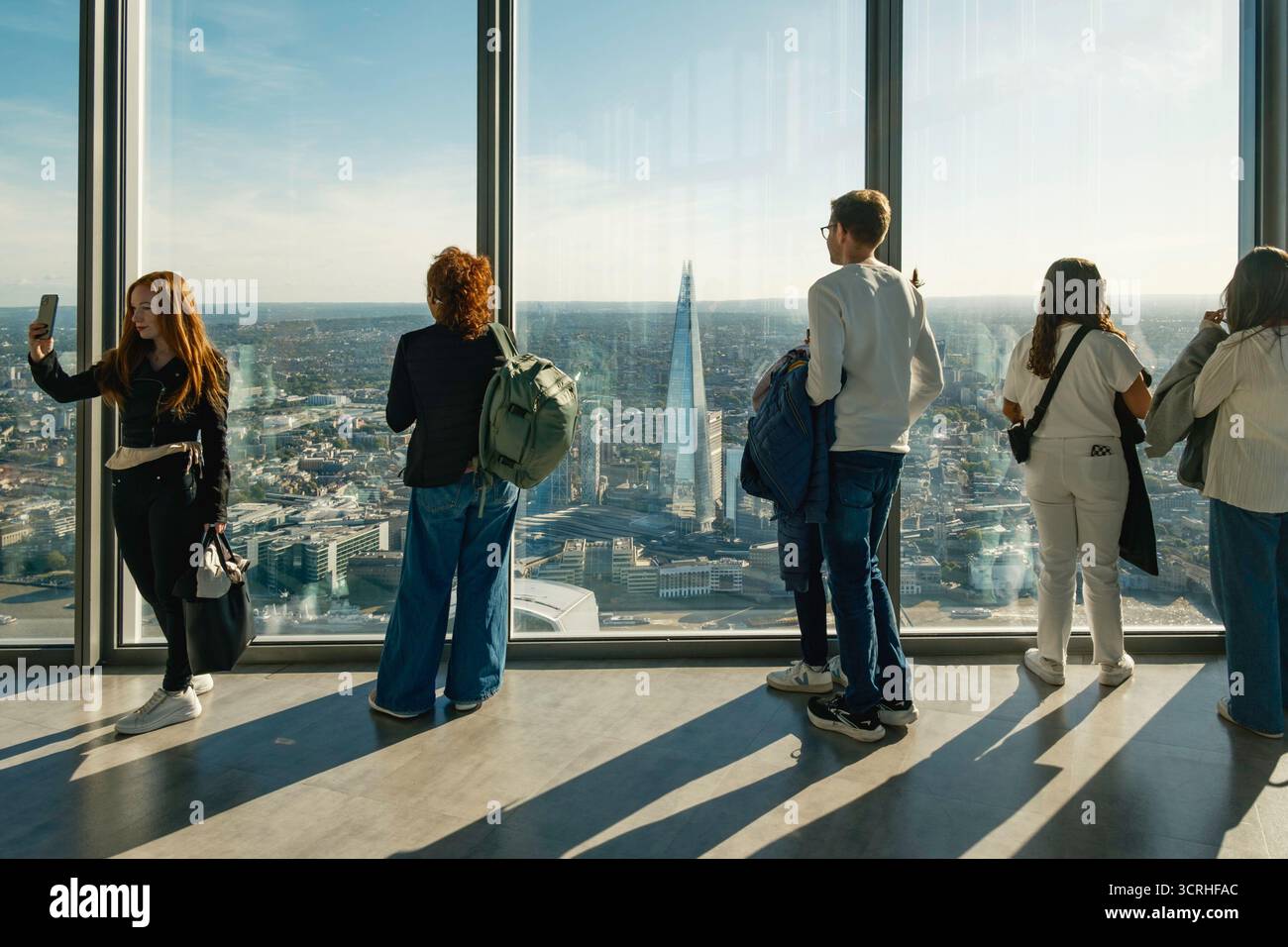 I visitatori di Horizon 22, la galleria pubblica gratuita più alta della città, Londra, Regno Unito. Foto Stock