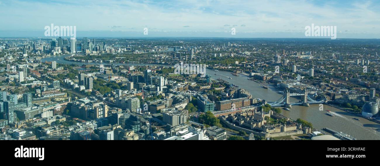 Vista aerea panoramica dalla City of London verso est con il fiume Tamigi, il Tower Bridge e Canary Wharf. Foto Stock