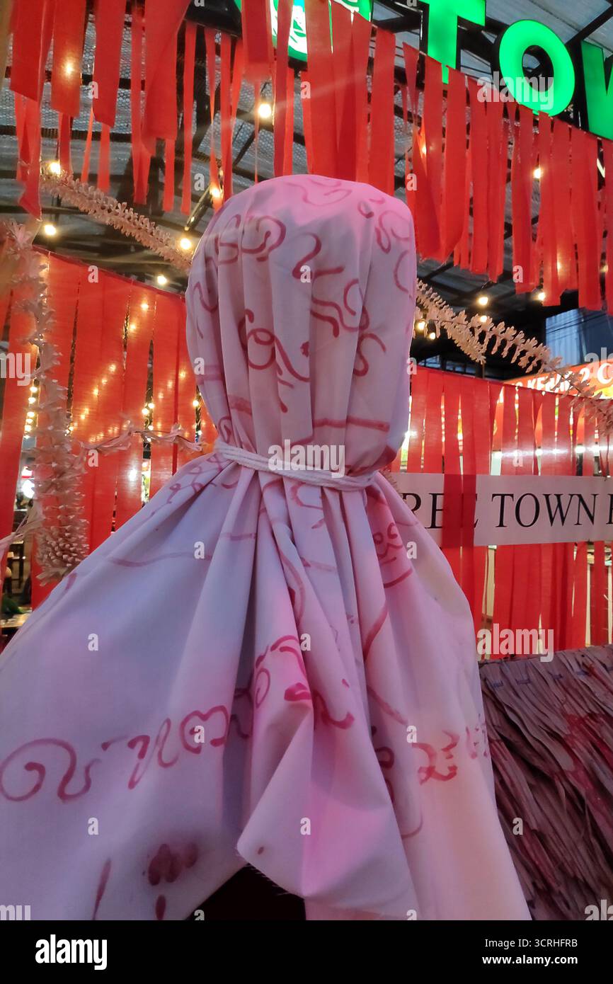 Decorazione fantasma di Halloween costituita da un manichino con la sua testa drappeggiata in un panno inscritto con scritta thailandese, stile che ricorda un eff occult thailandese Foto Stock