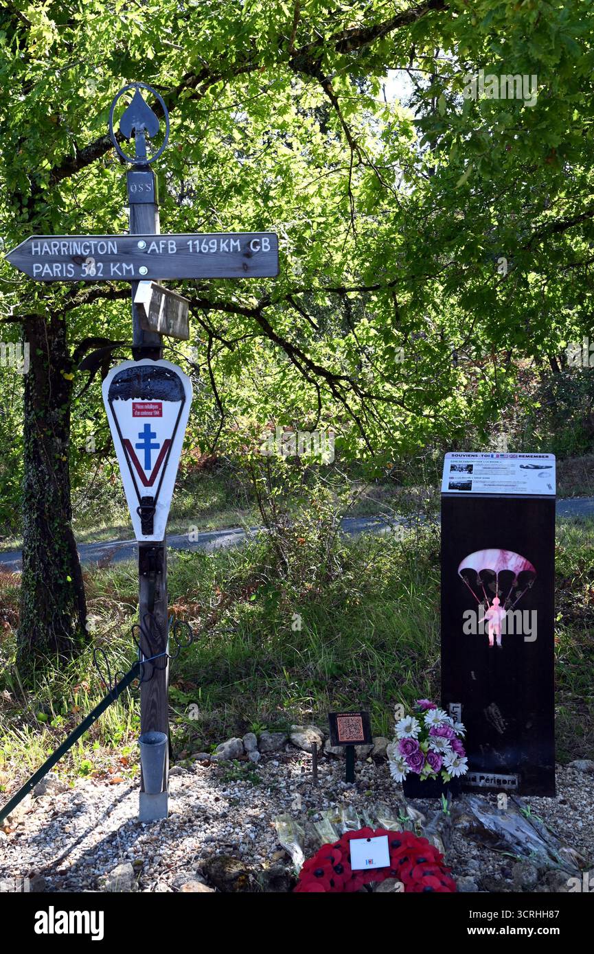 Parte del memoriale ai paracadutisti statunitensi del gruppo operativo "Percy Pink", caduti nei pressi di Cadouin, Dordogne, il 12 agosto 1944. Foto Stock