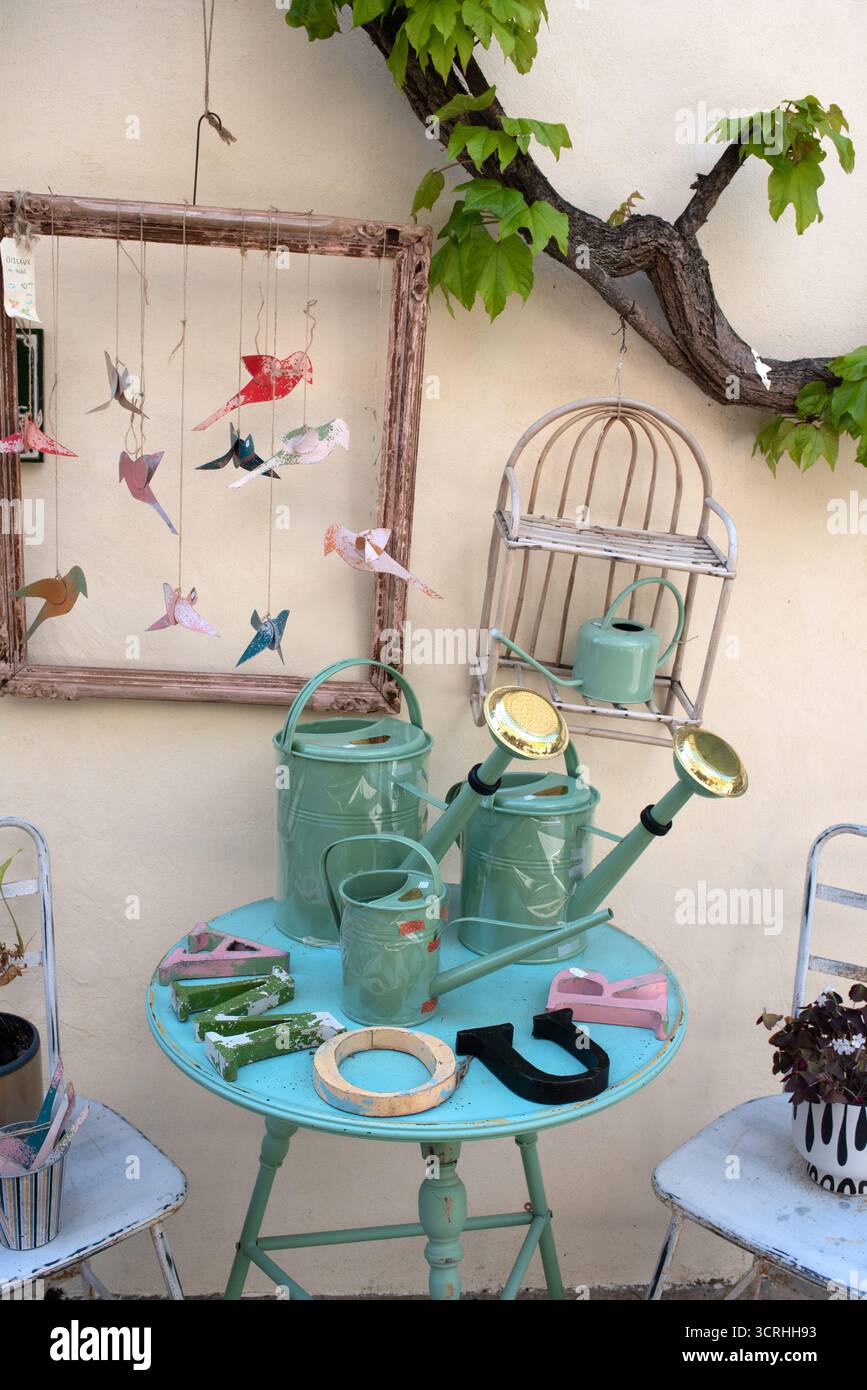 Mobili per esterni e oggetti decorativi in vendita nel negozio di souvenir, boutique o negozio decorativo a Lourmarin Luberon Vaucluse Provence Francia Foto Stock