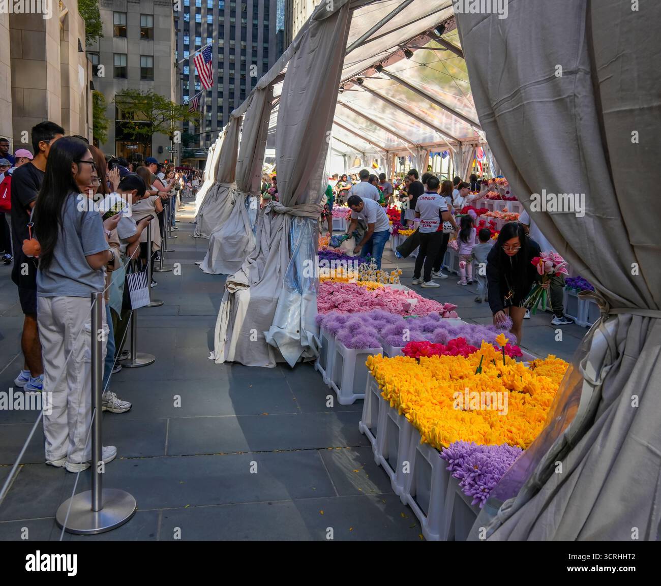 Gli acquirenti scelgono i fiori di peluche nell'immersiva installazione artistica, Flower Market 2,0, dell'artista australiano CJ Hendry al Rockefeller Center di New York sabato 20 settembre 2025. I partecipanti dopo le ore di attesa online hanno ricevuto un fiore gratuito con la possibilità di acquistare altri per completare i loro mazzi. (© Richard B. Levine) Foto Stock