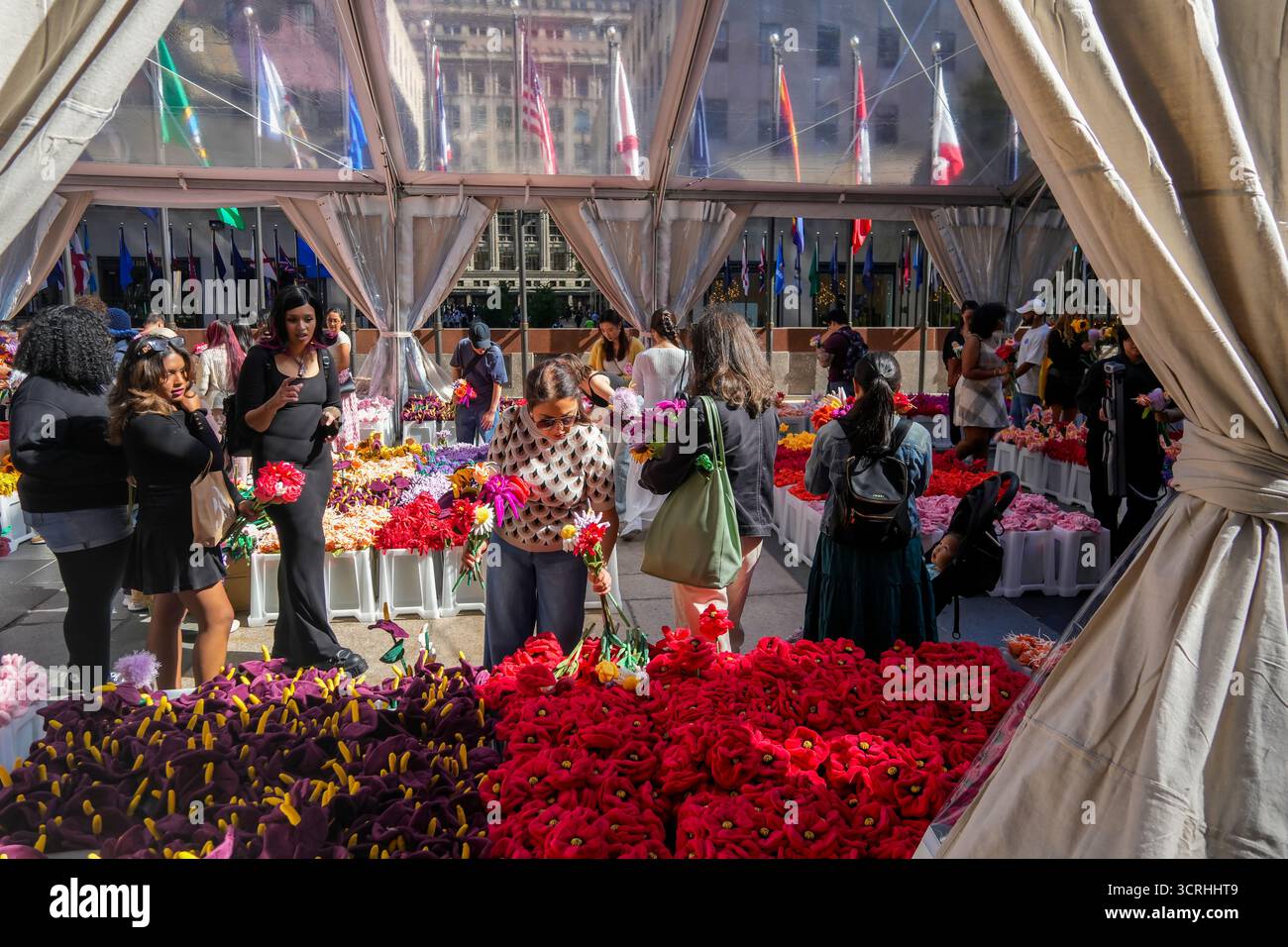 Gli acquirenti scelgono i fiori di peluche nell'immersiva installazione artistica, Flower Market 2,0, dell'artista australiano CJ Hendry al Rockefeller Center di New York sabato 20 settembre 2025. I partecipanti dopo le ore di attesa online hanno ricevuto un fiore gratuito con la possibilità di acquistare altri per completare i loro mazzi. (© Richard B. Levine) Foto Stock
