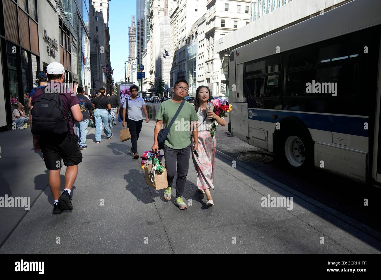 Gli acquirenti con i loro fiori di peluche lasciano l'installazione artistica immersiva, Flower Market 2,0, dell'artista australiano CJ Hendry al Rockefeller Center di New York sabato 20 settembre 2025. I partecipanti dopo le ore di attesa online hanno ricevuto un fiore gratuito con la possibilità di acquistare altri per completare i loro mazzi. (© Richard B. Levine) Foto Stock