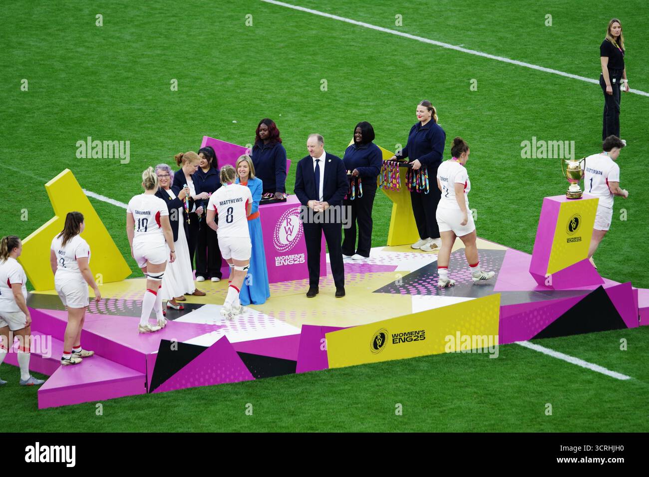 Twickenham, Inghilterra, 27 settembre 2025. L'Inghilterra riceve le medaglie vincitrici dopo aver battuto il Canada nella finale della Coppa del mondo di rugby femminile all'Allianz Stadium di Twickenham. Credito: Colin Edwards Foto Stock
