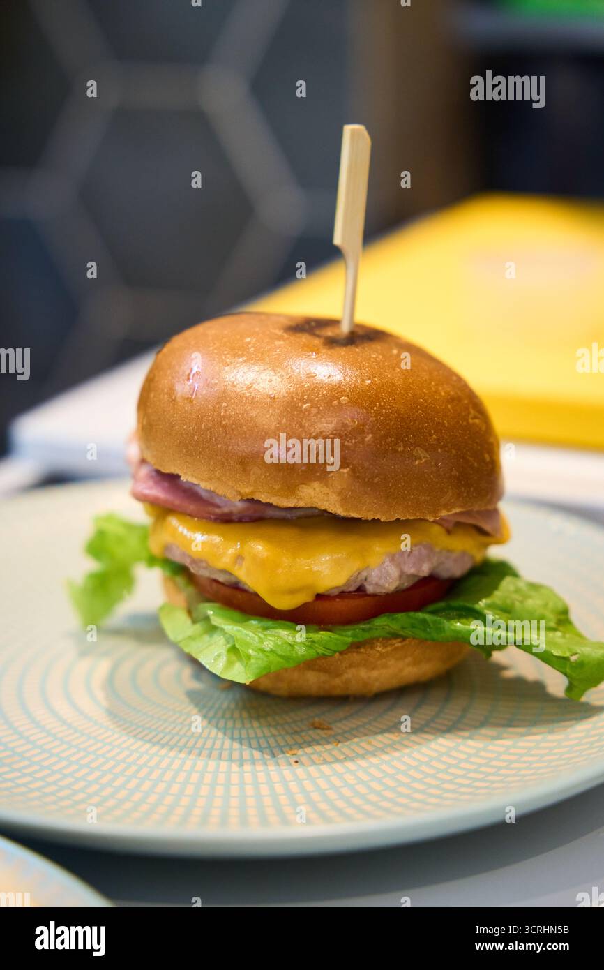 Panino per hamburger servito su un piatto per antipasto Foto Stock